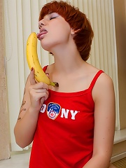 Alt teen Maggie pleasing herself with banana